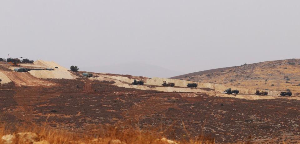 <p>Türkiye'nin Astana görüşmeleri kapsamında İdlib'te güvenli bölge oluşturmak için 7 Ekim'de Özgür Suriye Ordusuna (ÖSO) bağlı güçleri operasyona yönlendirmesinin ardından, dün TSK bölgeye askeri keşif girişine başlandığını açıkladı. Operasyon öncesinde Cuma gününden bu yana sınıra sıfır noktada bulunan Hatay'ın Reyhanlı ilçesindeki Oğulpınar Karakoluna sevk edilen çok sayıda askeri zırhlı araç ve tank sınırda konuşlandı. </p>

<p> </p>
