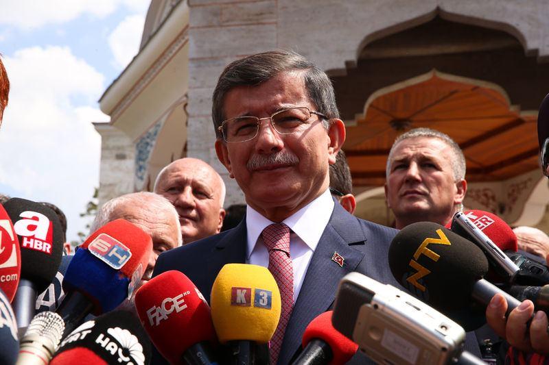 <p><strong>Açılışı yapılan önemli yatırımlar</strong></p>
<p>Davutoğlu'nun görev süresi boyunca açılışını gerçekleştirdiği bazı önemli yatırımlar arasında, "Ağrı Havalimanı Terminali", "İstanbul'daki raylı sistemler arası büyük entegrasyon sağlayan Aksaray-Yenikapı metro hattı", İleri teknoloji radar, optik sistemler, hızlı kameralar, lazer mesafe bulucular, meteoroloji sistemlerin yer aldığı Milli Savunma Bakanlığı "Atış Test ve Değerlendirme Merkezi Açılışı", Ankara Gölbaşı'nda kurulan kara, hava, deniz, uzay ve insansız platformlar için radar ve elektronik harp sistemlerine yönelik faaliyetlerin yürütüleceği "ASELSAN Radar ve Elektronik Harp Teknolojileri Merkezi", Gıda, Tarım ve Hayvancılık Bakanlığına bağlı Tarla Bitkileri Merkez Araştırma Enstitüsü bünyesinde kurulan "Biyoteknoloji Araştırma Merkezi" yer aldı.</p>