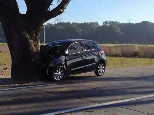 <p>Uzun süredir olaysız bir şekilde yolun ortasında duran ağaç en sonunda bir trafik kazasına sebep oldu. </p>
