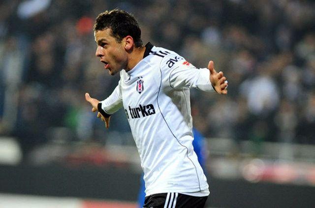 <p><strong>BOBO (BEŞİKTAŞ, 2005-06)</strong></p>

<p>2005-06 sezonu Beşiktaş için kabus gibi geçiyordu. Ancak devre arasında yapılan Bobo transferi siyah beyazlıların yüreğine su serpen bir transfer oldu. İlk sezonunda ligde 14 maçta 5 gol atan Brezilyalı oyuncu, kupada da 7 maçta 4 gol kaydetti ve takımının sezonu Türkiye Kupası ile noktalamasında katkı sağladı ve uzun süre siyah-beyazlı takımın formasını giydi.</p>
