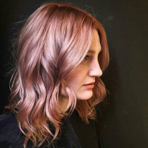 <p>Aynı zamanda 2016 yılına damga vuran rose gold rengine de çok benziyor.</p>
