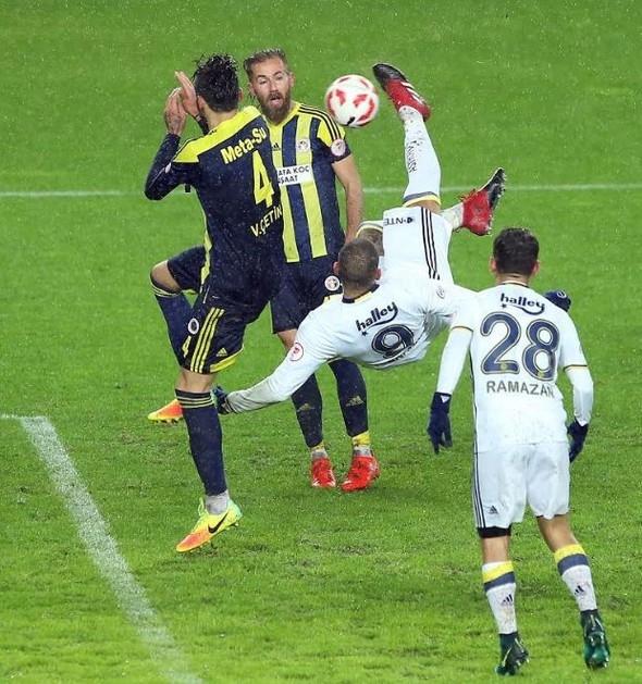 <p><strong>FERNANDAO'DAN MUHTEŞEM RÖVEŞATA GOLÜ</strong></p>

<p>Ülker Stadyumu'ndaki maçta Fenerbahçe'nin ilk golü Fernandao'nun röveşata vuruşuyla geldi. 37. dakikada Salih Uçan'ın yaptığı ortaya altıpas önünde topla buluşan Brezilyalı, mükemmel bir röveşata vuruşuyla topu filelere gönderdi. Fernandao böylelikle Moussa Sow'dan sonra bu sezon röveşata ile gol atan ikinci Fenerbahçeli olurken, bu durum sosyal medyada gecenin olayı oldu. (Fotoğraf: Fanatik Gazetesi)</p>
