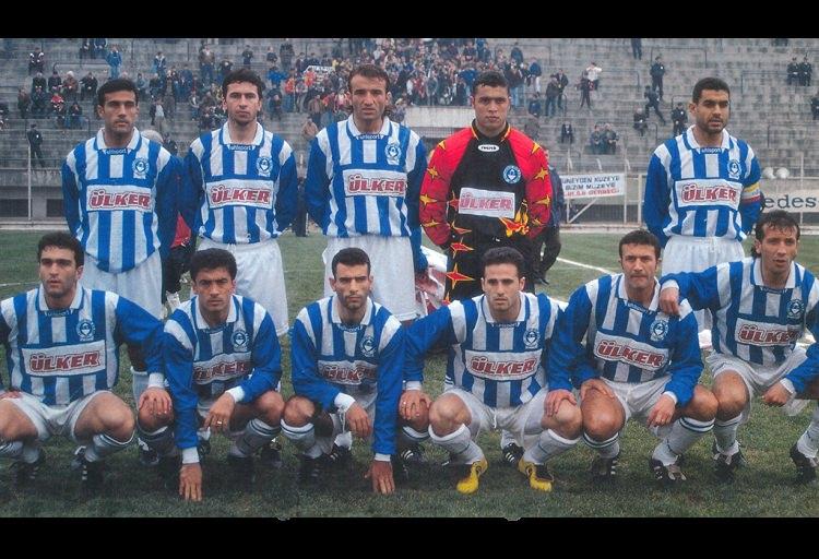 <p>ZEYTİNBURNU 1997-1998<br />
<br />
 </p>

<p>Soldan sağa</p>

<p><strong>Ayaktakiler:</strong> Ali Çakır, Cengiz Alp, Ali Asım Balkaya, Muharrem Kasa, Gürses Kılıç.</p>

<p><strong>Oturanlar:</strong> Gökhan Terci, Mehmet Kaplan, Ahmet Arslaner, Mustafa Kocabey, Bülent Bilgir, Yalçın Kıldıran.</p>

