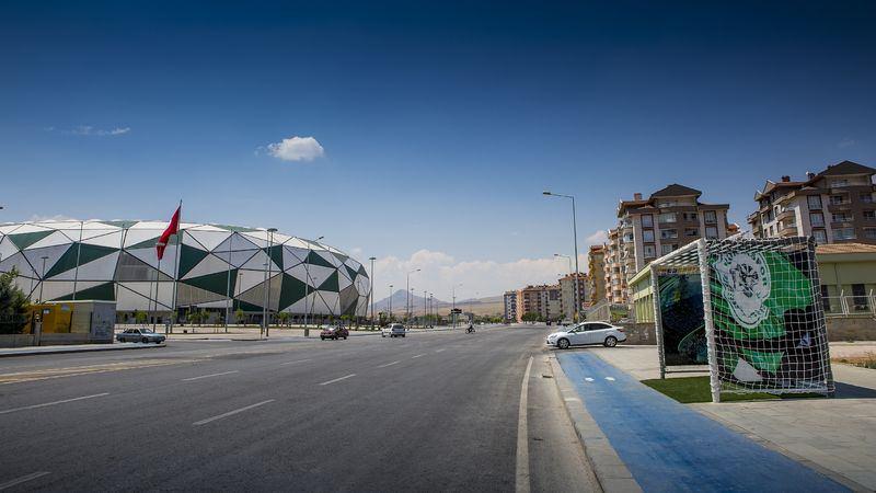 <p>Konya Büyükşehir Belediyesi'nin, Torku Arena Stadı'nın bulunduğu bölgede yaptırdığı, tribün temalı otobüs durakları hizmete girdi.</p>
