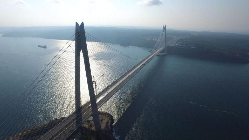 <p>Temeli atıldığı günden itibaren yaklaşık 39 ayda tamamlanan İstanbul'un 3'üncü Boğaz Köprüsü olan Yavuz Sultan Selim'de son rötuşlar yapılırken, otoyollar asfaltlandı, tabelalar yerine kondu.</p>

<p> </p>
