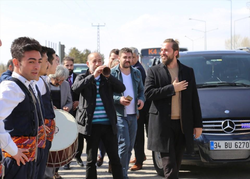 <p>Selçuklu ve Osmanlı kıyafetleri giyen atlı cirit ekibi, hayranların selamlayan dizi ekibine ellerinde Türk ve Kayı Boyu bayraklarıyla eşlik etti. Yoğun ilgiyle karşılanan oyuncular, hayranlarıyla fotoğraf çektirdi. </p>

<p> </p>
