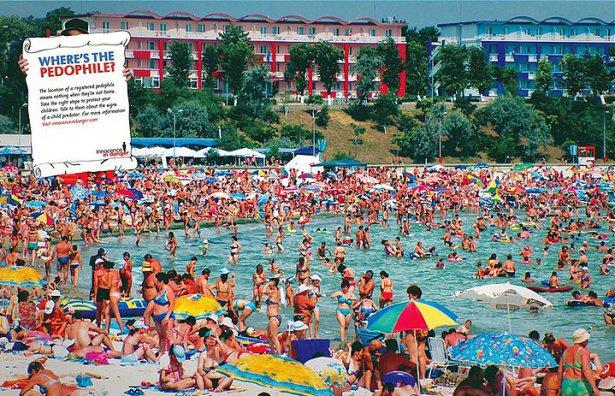 <p>Pedofil nerede?</p>
<p>Çocuk tacizlerine ve istismarına yönelik sosyal kampanya. "Where is Waldo?" oyunundan esinlenilmiş.</p>
