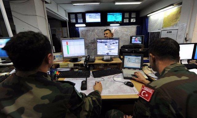<p><strong>KRİZ YÖNETİM VE HAREKÂT MERKEZİ</strong></p>

<p>Başbakanlık Kriz Yönetim Merkezi Yönetmeliği’ne göre; Kriz ve Harekât Merkezi, krizi yaratan olayın önlenmesi, ortadan kaldırılması veya milli menfaatler doğrultusunda sona erdirilmesi maksadı ile gereken hazırlık ve faaliyetleri yönlendirir, Genelkurmay Başkanlığı, ilgili bakanlık, kurum ve kuruluşlar arasında koordinasyon, işbirliği, sürat ve etkinlik sağlayarak krizin en az zararla ve milli menfaatler doğrultusunda atlatılmasını sağlar.</p>
