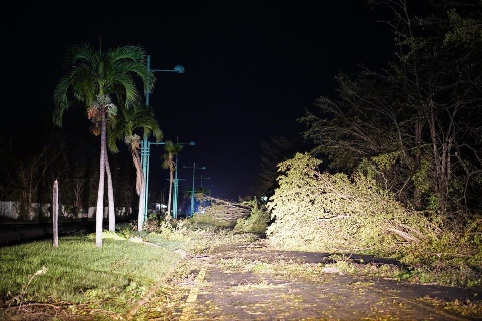 <p>Porto Riko Eyaleti Acil Durum Afet Yönetim Kurumu sözcülüğü, Maria kasırgasının adanın tamamını elektriksiz bıraktığını açıkladı.</p>
