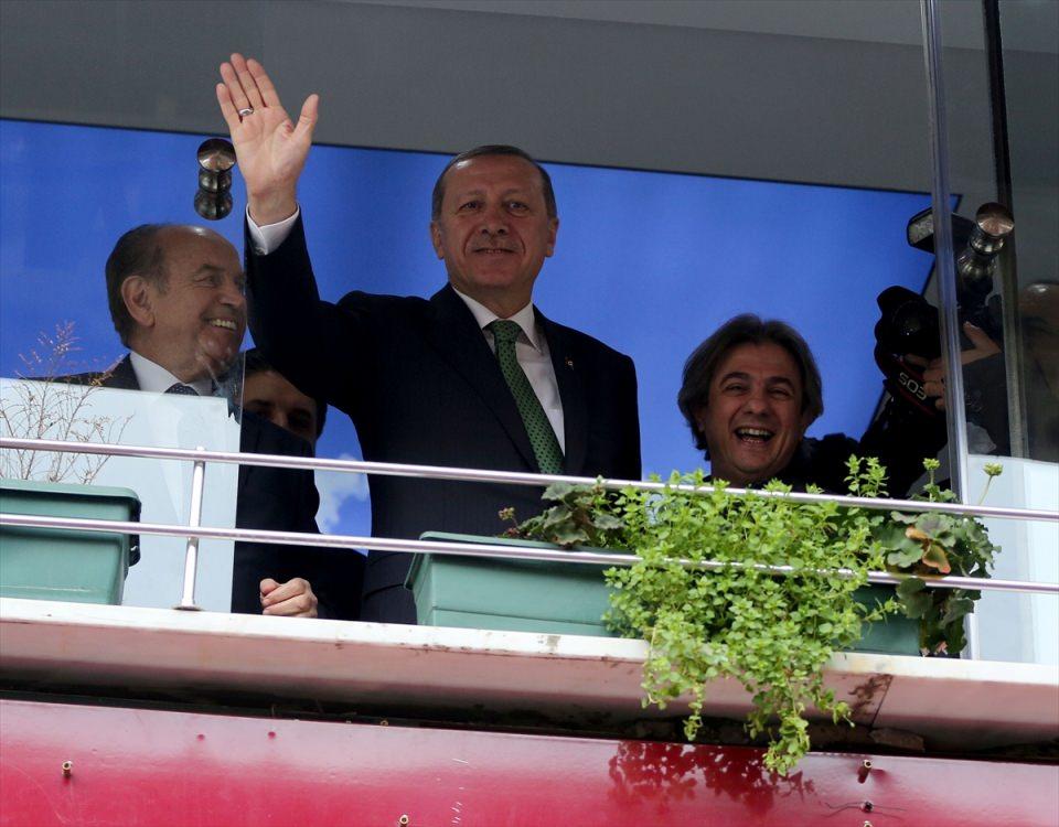 <p>Ardından sokaklarında dolaştı. Son olarak Kasımpaşa da iskender kebapçıyı ziyaret etti. Erdoğan burada öğle yemeği yedi. İkinci kata çıkan Erdoğan, camdan vatandaşlara el salladı. Erdoğan'ın Kasımpaşa turunda zaman zaman izdiham yaşandı, bölgede trafik tamamen durdu. </p>
<p> </p>
