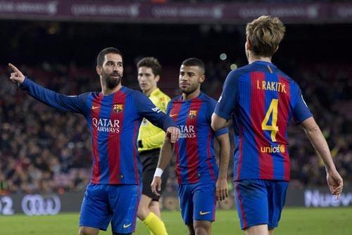 <p>Barcelona'da ilk 11'de sahaya çıkan Arda Turan, yaptığı hat-trick'in yanı sıra Rafinha'nın golünün asistini verip, ilk yarının son dakikasında rakip ceza sahasında düşürülmesiyle takımına penaltı kazandırdı.</p>

