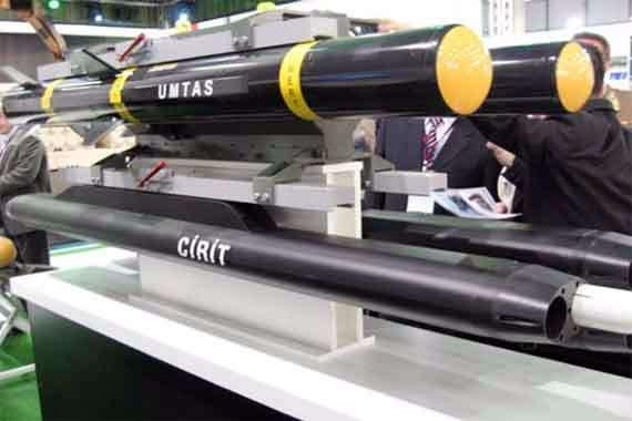 <p><strong>Cirit, hedefleri vurdu</strong></p>
<p>Türk mühendislerince üretimi tamamlanan ve envantere giren Cirit füzesi de TSK'nın bir diğer önemli silahı olarak dikkati çekiyor. Hafif zırhlı/zırhsız sabit ve hareketli hedeflere karşı yüksek hassasiyete sahip, sınıfının en uzun menzilli füzesi Cirit, ATAK helikopterlerince de kullanılmaya başlandı.</p>