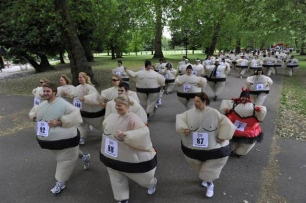 <p>Londra’daki Battersea Park’ta bir hayır etkinliği için toplanan Sumo güreşçisi kostümlü insanlar da bu alanda bir rekora imza attı.</p>

<p> </p>
