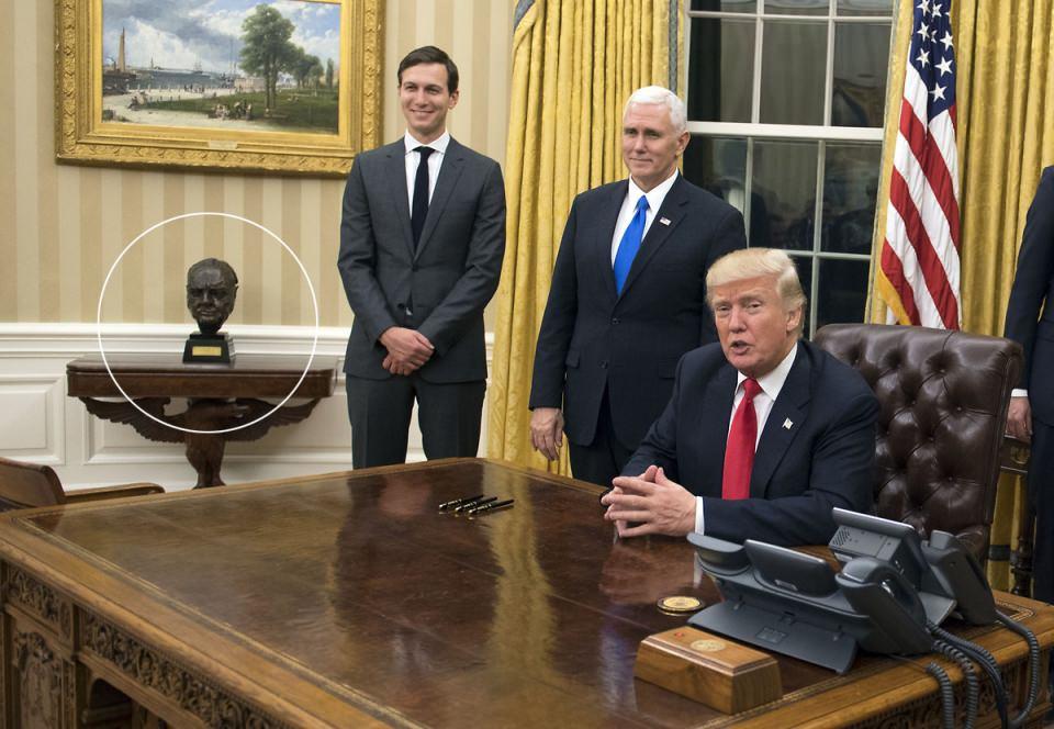 <p>ABD'nin 45. başkanı olan Donald Trump, eski başkan Barrack Obama döneminde kaldırtılan eski İngiltere Başbakanı Winston Churchill'in büstünü yeniden Oval Ofis'e getirtti.</p>
