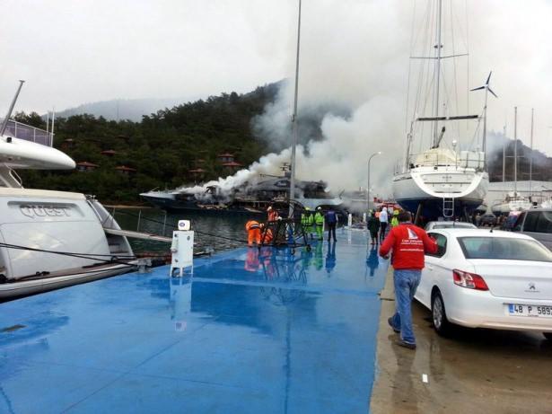 <p>Marinaya ait itfaiye ekipleri müdahalede yetersiz kalınca Muğla İtfaiyesi ve Sahil Güvenlik Marmaris Grup Komutanlığı'ndan destek istendi.</p>