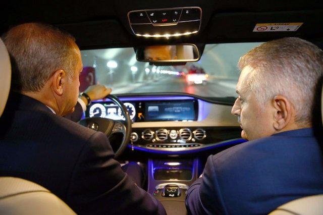 <p>Avrasya Tüneli'nden ilk geçişi Avrupa'dan Asya Kıtası'na Cumhurbaşkanı Recep Tayyip Erdoğan makam otomobili ile gerçekleştirdi.  Erdoğan'ın kullandığı makam otomobilinde yanında Başbakan Binali Yıldırım'ın bulunduğu görüldü</p>

<p> </p>
