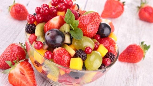 <p>Yaz aylarında susuzluğu gideren ve vücudun dengesini sağlayan meyveler, diyet yapanların da en büyük dostu. Peki, hangi meyvenin kaç kalori olduğunu biliyor musunuz? İşte yaz meyvelerinin kalorileri...</p>
