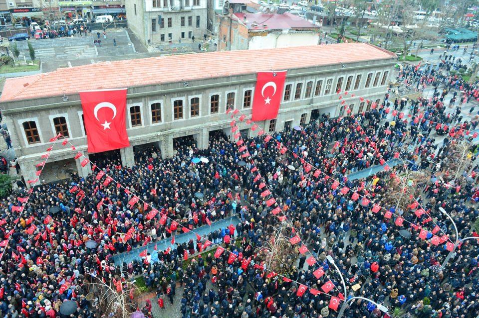 <p>Diyarbakır’ın Sur ilçesinde çatışmada şehit düşen Astsubay Kıdemli Çavuş Ünal Bıçakçı bugün Trabzon’da son yolculuğuna uğurlandı.</p>

<p> </p>
