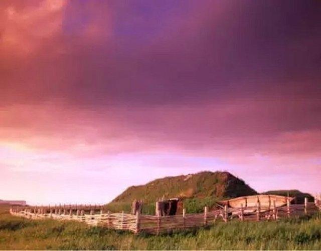 <p>L'ANSE AUX MEADOWS <br />
Kanada'da bulunan ve Vikinglere ait olduğu düşünülen bu yerleşim yerinin 1000 yıllık olduğu tahmin ediliyor.</p>

<p> </p>
