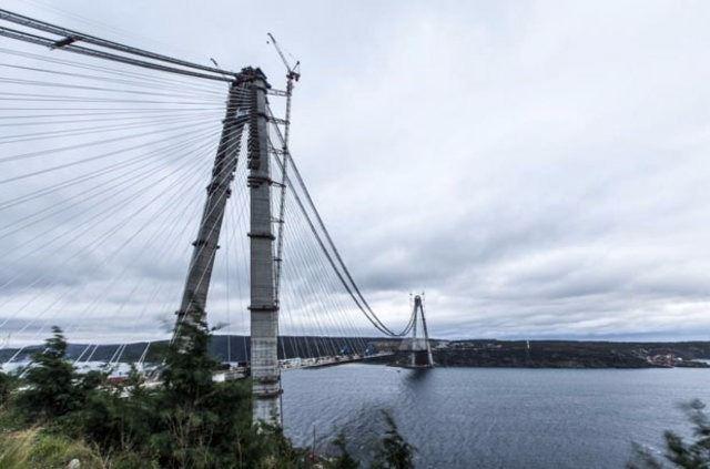 <p>Kapalı teklif usulü ile ihale edilecek Çanakkale 1915 Köprüsü'nün ihale dosyası satış bedeli 100 bin TL, geçici teminat tutarı 100 milyon TL olarak belirlendi.  Başbakan Binali Yıldırım yaptığı konuşmada Çanakkale 1915 Köprüsü'nün 2023'te tamamlanacağını Türk şirketlerin yanı sıra Japon, Koreli ve Çinli şirketlerin de yapım aşaması için talepte bulunduklarını ifade etmişti</p>

<p> </p>
