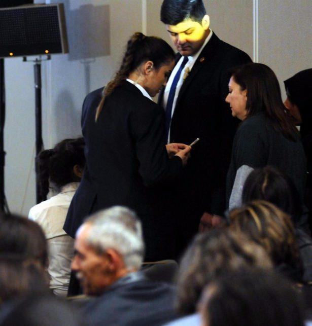 <p>Başbakan Davutoğlu'nun da katıldığı toplantıda kadın korumalardan biri baygınlık geçirdi. Korumaya ilk müdahaleyi Sare Hanım yaptı.</p>

<p> </p>
