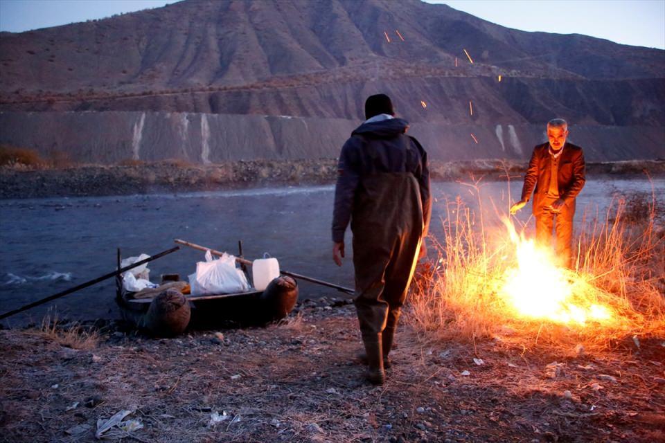<p> Fırat Nehri üzerinde bir zamanlar ulaşımın ve balıkçılığın vazgeçilmezi olan "kelek" son temsilcilerinin elinde zamana direniyor.</p>