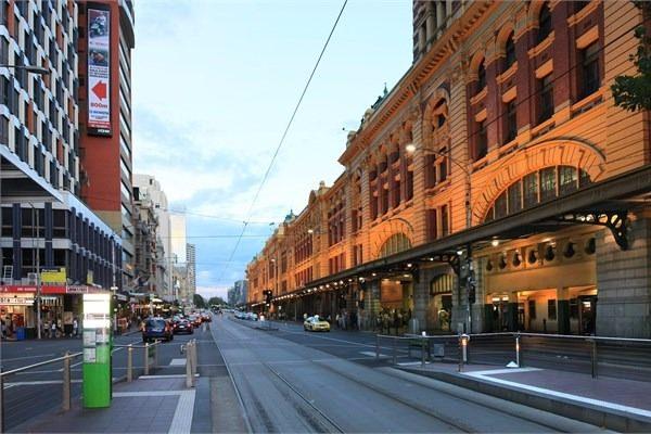 <p>Avustralya'nın Melbourne şehri, üst üste beşinci kez ‘en yaşanılabilir şehirler’ listesinin başını çekerken, sonuncu sırada Suriye'nin başkenti Şam yer aldı.</p>
<p> </p>