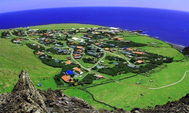 <p><strong>Tristan da Cunha</strong><br />
Tristan da Cunha, dünyanın üzerinde yerleşim olan karaya en uzak adasıdır. 1506 yılında Portekizli Amiral Tristao da Cunha tarafından keşfedilmiştir.</p>
