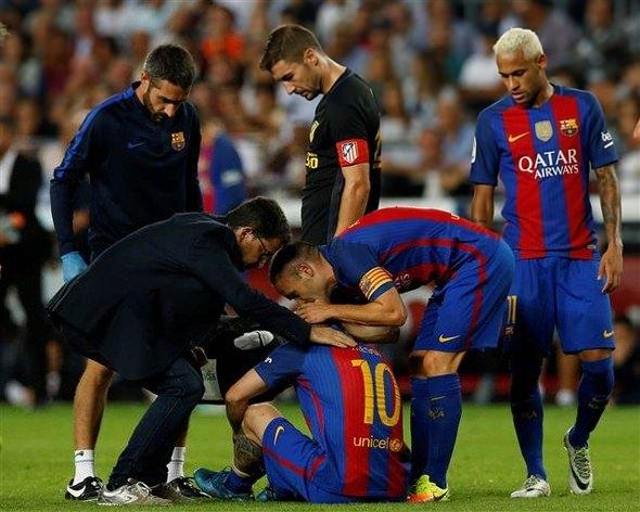 <p>Camp Nou Stadı'nda oynanan 5. hafta karşılaşmasında sağ bacak içi kaslarından sakatlanan Messi, 59. dakikada yerini milli futbolcu Arda Turan'a bıraktı.</p>