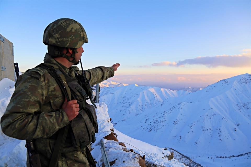 <p>Bu bölgeye zaman zaman operasyonlar da düzenlendiğini kaydeden Eybek, operasyonlarda 20 bölücü terör örgütü mensubunun etkisiz hale getirildiğini söyledi.</p>
<p> </p>