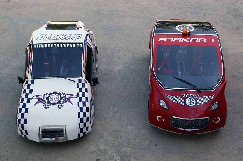 <p>Atatürk Üniversitesi'nde öğrencilerce ilk modeli geçen yıl üretilen bu yıl ise yenilenmiş 2 prototipi hazırlanan "ATAKar" otomobilleri, Türkiye'de yerli elektrikli otomobil üretimine öncü olma hedefini taşıyor. </p>
