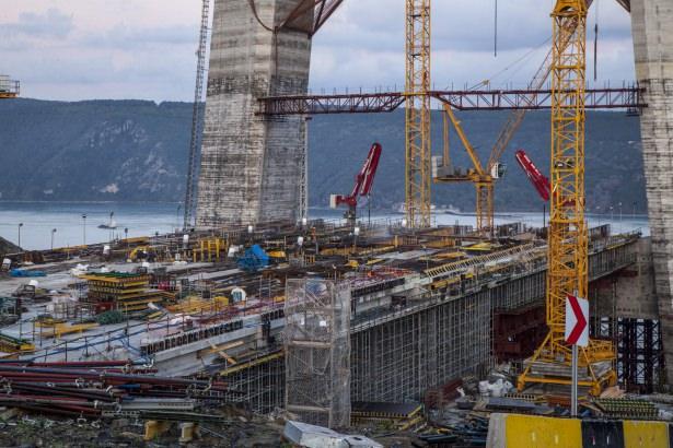<p>Yapımında  bin 500 kişilik ekibin çalıştığı Yavuz Sultan Selim Köprüsü'nün 322 metre yüksekliğindeki ayakları tamamlandı. İstanbul trafiğini büyük ölçüde rahatlatacak olan üçüncü köprü inşaatında kasım ayında gövde bağlantılarının yapımına geçilecek. </p>
