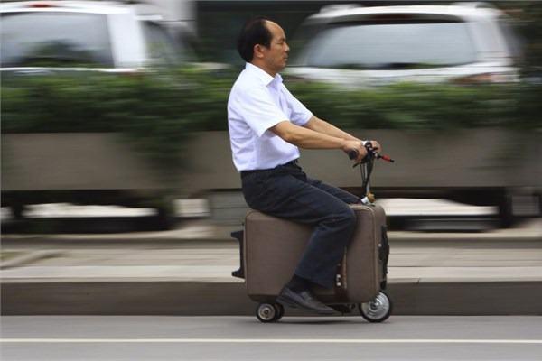 <p><strong>Elektrikli "bavulsiklet"</strong><br />
He Liang, elektrikle çalışan bavul ve motosiklet karışımı icatı ortaya çıkarmak için on yıl çalıştı. Saatte 19 km hıza çıkabiliyor.</p>
