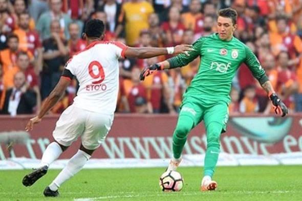 Muslera yine yaptı yapacağını!