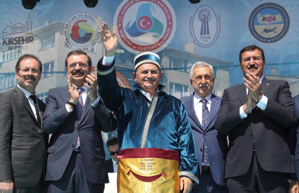 <p>Başbakan Yıldırım'a, Başbakan Yardımcısı Bekir Bozdağ, Gümrük ve Ticaret Bakanı Bülent Tüfenkci, AK Parti Genel Başkan Yardımcısı Ahmet Sorgun, Türkiye Odalar ve Borsalar Birliği (TOBB) Başkanı Rifat Hisarcıklıoğlu, Türkiye Esnaf ve Sanatkarlar Konfederasyonu (TESK) Genel Başkanı Bendevi Palandöken de eşlik etti.</p>
