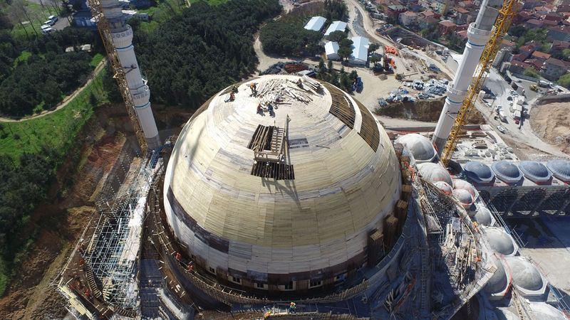<p><strong>72 METRE YÜKSEKLİĞİNDE 35 METRE ÇAPINDA DEV KUBBE</strong></p>

<p>Cumhurbaşkanı Recep Tayyip Erdoğan’ın başbakanlığı döneminde 6 Ağustos 2013 tarihinde temelleri atılan ve yapımı büyük hızla devam eden Çamlıca Camisi inşaatında sona yaklaşılıyor.</p>
