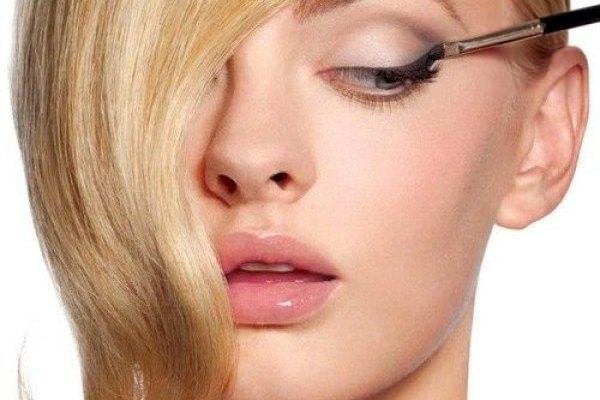 <p><strong>Eyeliner fırçası</strong></p>
<p>Eyeliner çekerken küçük kesik uçlu fırçaları tercih etmek daha doğrudur.</p>