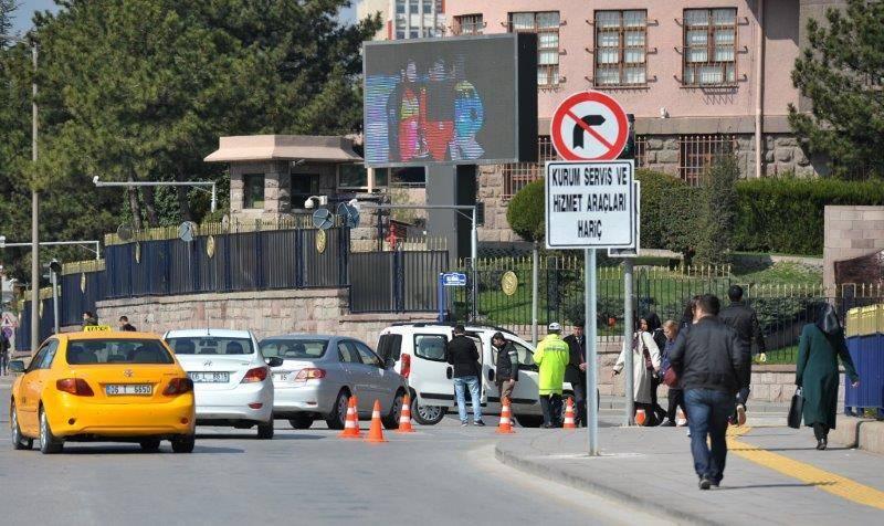 <p>Hassas noktalara bariyerler ve beton bloklar yerleştirildiği görüldü. </p>