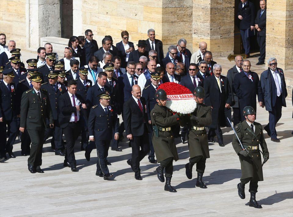 <p>İçişleri Bakanı Soylu ve beraberindeki heyet Aslan'lı Yoldan yürüyerek mozaleye geçti. Burada çelenk bırakarak saygı duruşunda bulunan Altınok ve beraberindekiler daha sonra birlikte toplu hatıra fotoğrafı çektirdi.</p>
<p> </p>