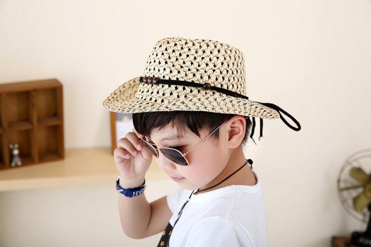 <p>Güneş ışınların dik bir şekilde çocuğunuzun başına gelmesini engelyyen hasır şapkaların taşınması da oldukça kolay!</p>
