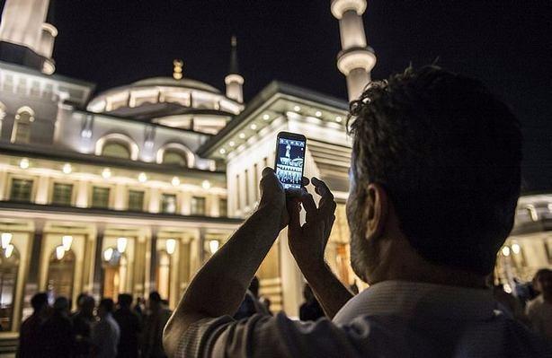 <p>Geçen hafta Cumhurbaşkanı Recep Tayyip Erdoğan tarafından açılan ve aynı anda 3 bin kişinin namaz kılmasına imkan tanıyan Millet Camii, her akşam vatandaşlar tarafından dolduruluyor.</p>