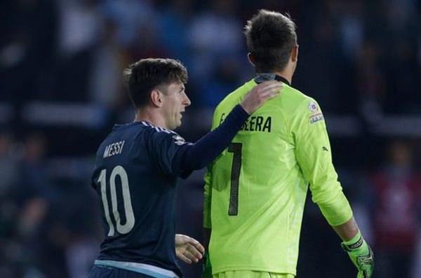 <p>UNUTAMADIĞIN MAÇ</p>
<p><strong>Unutamadığım 2 maçtan bir tanesi 2010 Dünya Kupası'nda Gana'ya karşı. 2.'si 2011 yılında Copa Amerika’da Arjantin karşılaşması. Arjantin maçı kariyerimde oynadığım en iyi maçtı.</strong></p>