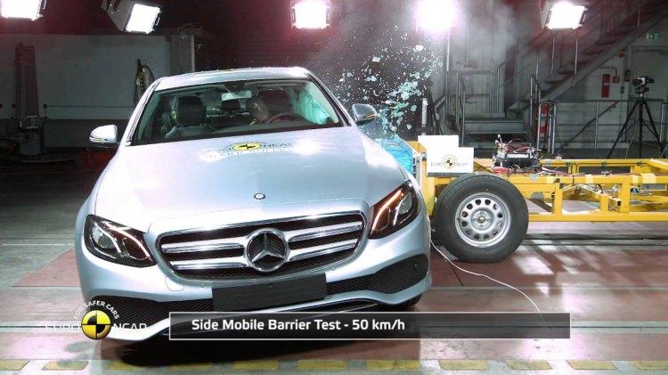<p><span style="color:#FFA07A"><strong>Mercedes Benz E Serisi'nin de başarısına dikkat çekildi.</strong></span></p>
<p>Ancak kategorisinde çok fazla test yapılmadığından kategori değerlendirmesine olarak alınmadı.</p>