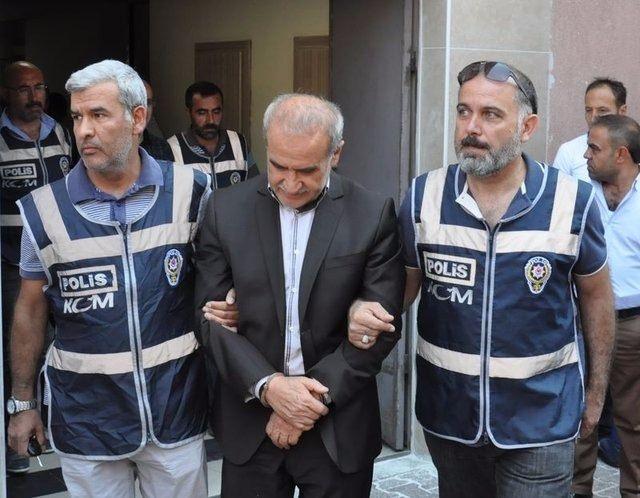 <p>Eski Boydak Holding YK üyesi Şükrü Boydak - Tutuklandı</p>

<p> </p>
