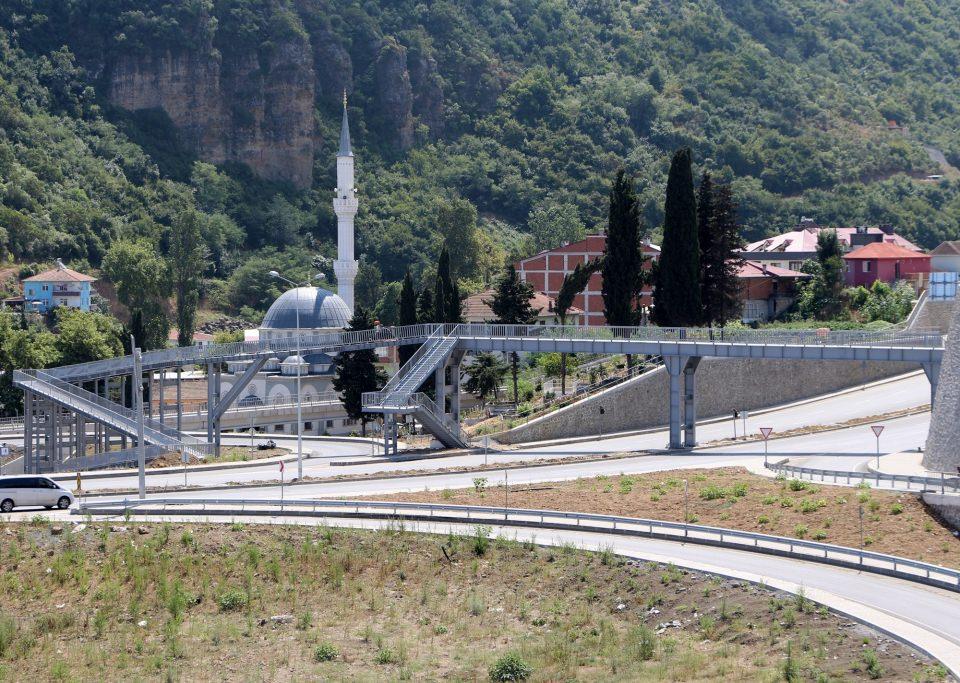<p>Trabzon’un Akçaabat ilçesi Yıldızlı mahallesinde trafik yoğunluğunu azaltmak için geçtiğimiz aylarda yapımı biten Yonca Kavşağın Sera Gölü’ne çıkan yol güzergahında yaptırılan üst geçit görenleri şaşırtıyor. </p>
