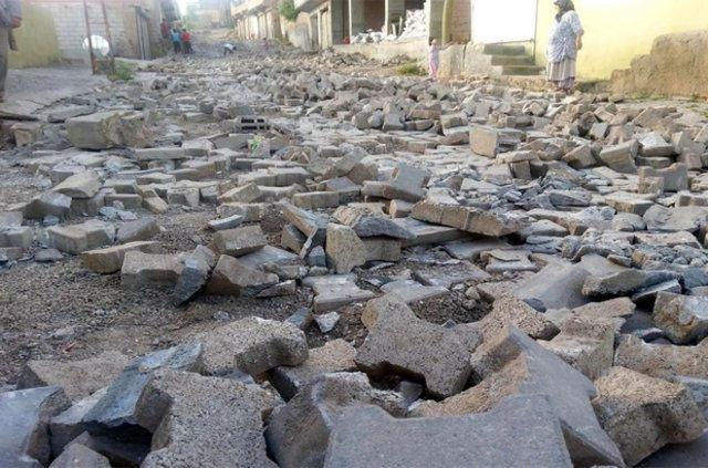 <p>MARDİN - MERKEZ</p>

<p>155 polis imdat hattına “Zeynelabidin Mahallesinde Belediye çalışanları teröristlere parke taşlarını söküp duvar örmede yardım ediyorlar. Bu gün sabah saatlerde plakasını alamadığım belediye çalışanlarına ait bir araç Işık Önder’e çakıl döktü. Biz mahalle sakinleri olarak bunlardan çok rahatsızız oluyoruz artık” şeklinde ihbarda bulunulmuştu.</p>
