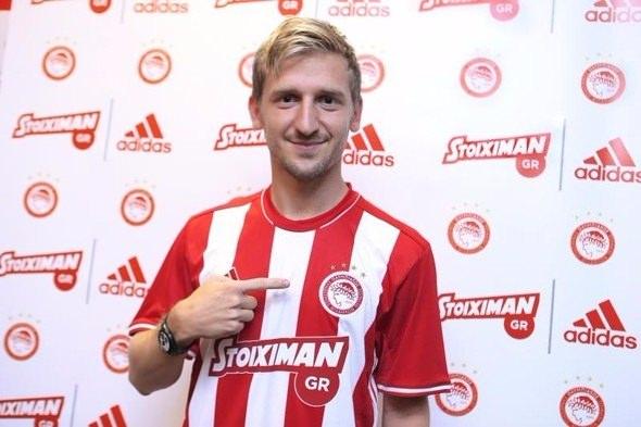 <p>Marko Marin - Olympiakos<br />
<br />
Oscar Cardozo gibi o da Yunan takımı Olympiakos'a gitti... 4 lig maçına çıkabildi, ikisinde oyuna girdiğinde farklı skorlar vardı. 1 gol attı ve sezon sonunda takımdan ayrılacağı konuşuluyor.</p>
