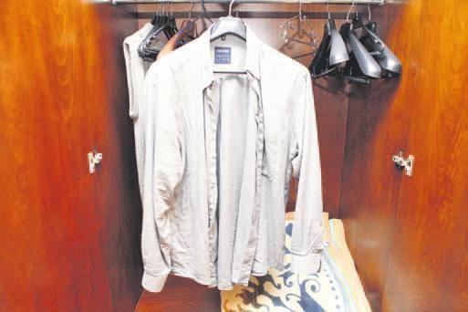 <p>Gülen'in dolaplarındaki elbiseler de ellenmemiş..</p>