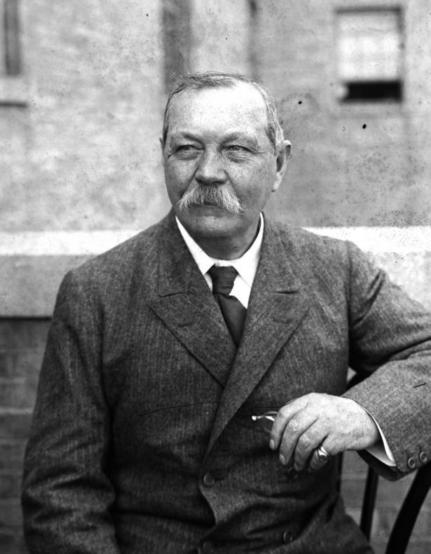 <p>Dünyaca ünlü Dedektif Sherlock Holmes karakterinin yapımcısı İngiliz yazar Arthur Conan Doyle, aslında bir göz doktoruydu.</p>
