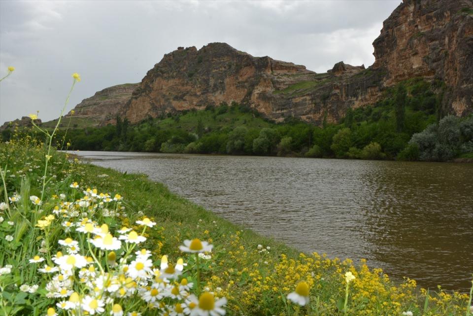 <p>Ilısu Barajı'nın tamamlanmasıyla suyun altında kalacak Hasankeyf'teki tarihi eserler, yeni yerleşim birimine taşınarak ilçenin tarihi ve kültürel dokusu korunacak.</p>
